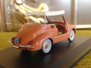 Een model van een auto op een tafel op de AutoRAI in Miniatuur.