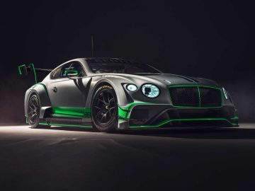 De nieuwe Bentley Continental GT wordt in het donker getoond.