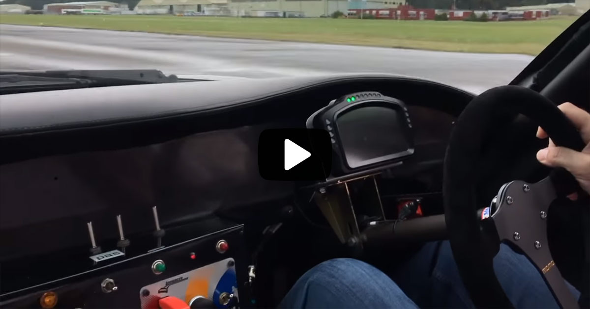 Een persoon die een raceauto met stuur bestuurt en fenomenale manoeuvres uitvoert op de baan.