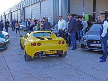 Een groep mensen staat rond een Lotus Evora tijdens de Borderrun Fly-in Car Show 2017.