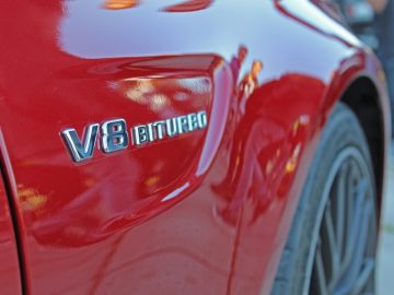 2017 V8-badge op een rode auto op de Borderrun Fly-in Car Show.