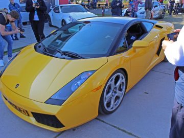 Een gele Lamborghini staat geparkeerd voor een menigte mensen op de Borderrun Fly-in Car Show 2017.