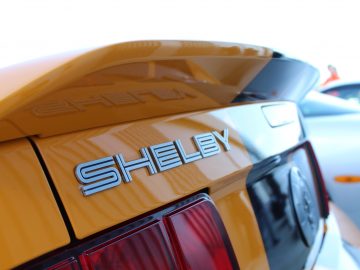 Een geel-zwarte sportwagen met de naam Shelby erop werd tentoongesteld op de Borderrun Fly-in Car Show 2017.