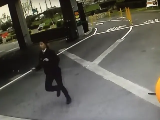 Een man in pak rent op een parkeerplaats voor de VIDEO van de snelste carwash-beurt ter wereld.