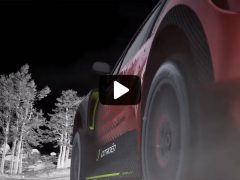 Een video van een rode Citroën-rallyauto die in de sneeuw rijdt.