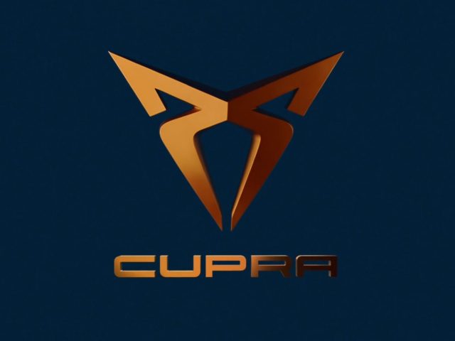 Een logo voor Cupra met een oranje pijl op een donkerblauwe achtergrond.