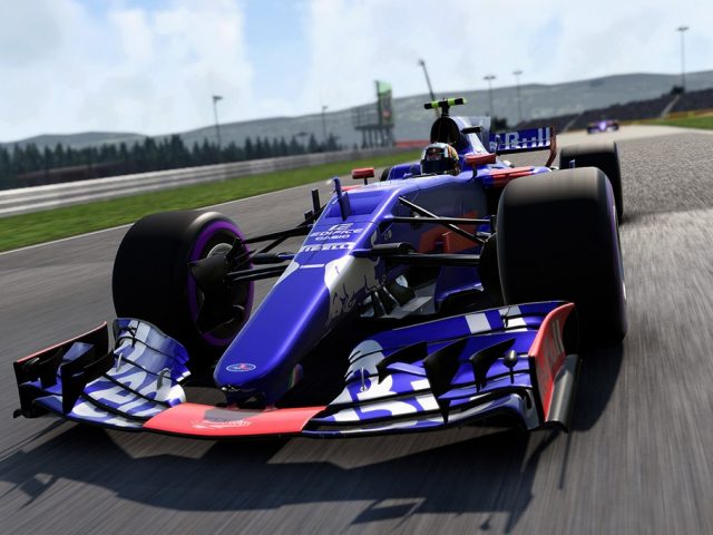 Een F1 2017-raceauto die op een circuit rijdt in een videogame.