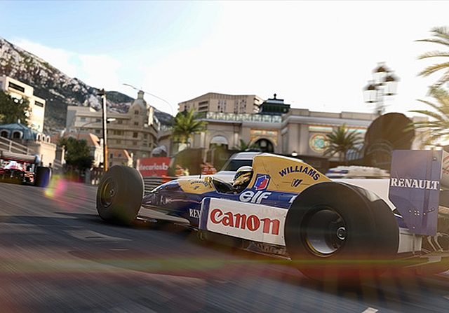 Een F1 2017-raceauto die door een straat rijdt in een videogame.