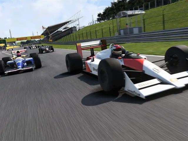 Een racegamerecensie gericht op de F1 2017-titel met twee auto's op een circuit.