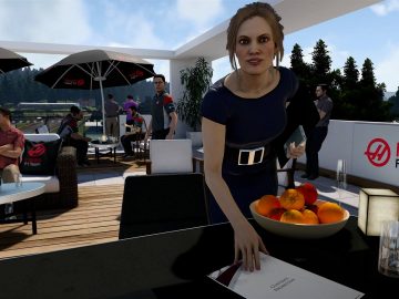 Een vrouw staat aan een tafel met fruit erop en bespreekt gretig haar favoriete aspecten van de gamerecensie van F1 2017.