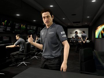Een man staat voor een monitor en bekijkt "F1 2017" in een kamer.