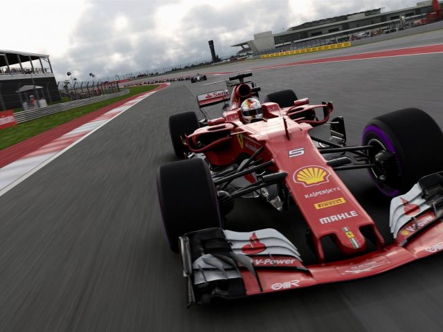 De Ferrari F1 2017-auto rijdt op een racecircuit.