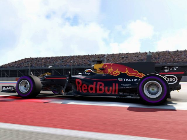 Een red bull F1 2017 racewagen op een circuit.