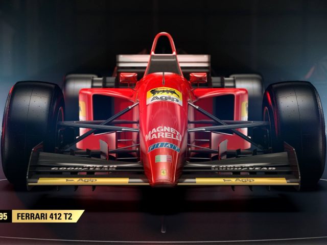 Een rode raceauto uit de gamerecensie van F1 2017, in een donkere kamer.
