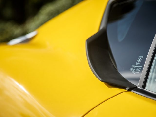 Een close-up van een gele Ferrari F12tdf-sportwagen.