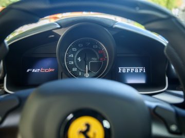 Het dashboard van een Ferrari F12tdf sportwagen te koop.