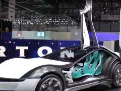 Op een autoshow is een futuristische auto met krankzinnige autodeuren te zien.