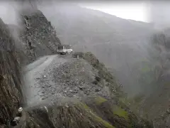Een trein die een klif in de bergen afrijdt, vastgelegd in een verbluffende VIDEO.