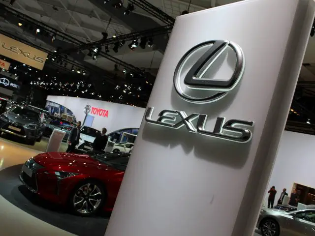 Het Lexus-logo is te zien op de Autosalon 2018 in Brussel.