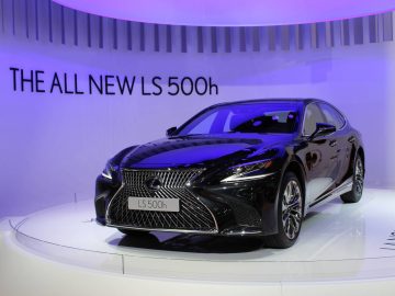 De nieuwe Lexus LS 500 is te zien op de Autosalon 2018 in Brussel.
