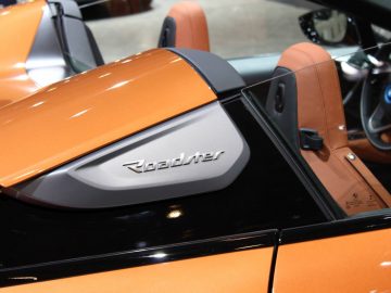 De oranje sportwagen die te zien was op de Autosalon 2018 in Brussel heeft een zwarte deurgreep.