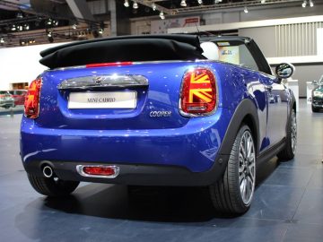 Een blauwe mini cooper cabriolet is te zien op de Autosalon 2018 in Brussel.