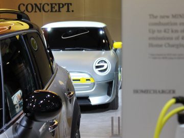 Een elektrische auto staat geparkeerd voor een display op de Autosalon 2018 in Brussel.