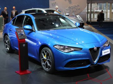 Een blauwe Alfa Romeo is te zien op de AutoSalon 2018 in Brussel.