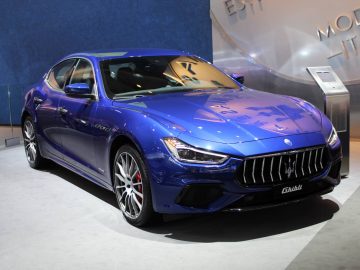 Op de Autosalon 2018 in Brussel is een blauwe Maserati te zien.