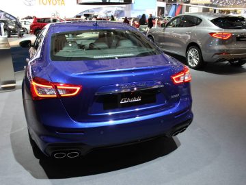 Een blauwe auto is te zien op de Autosalon 2018 autoshow.