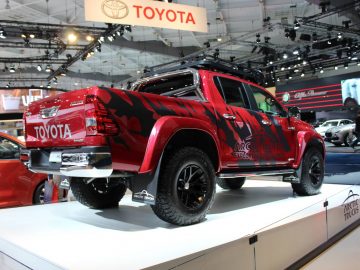 Een rode Toyota-truck is te zien op de Autosalon 2018.