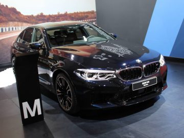 De BMW M5 is te zien op de Autosalon 2018 in Brussel.