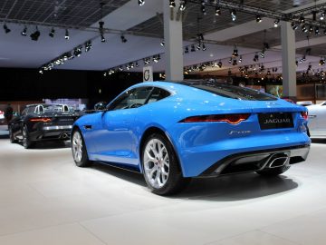 Een blauwe jaguar-sportwagen is te zien op de Autosalon 2018 in Brussel.