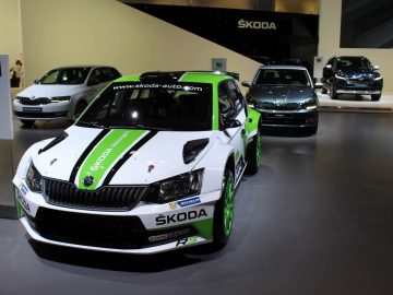 Er is een groen-witte Skoda-rallyauto van de Autosalon 2018 te zien.