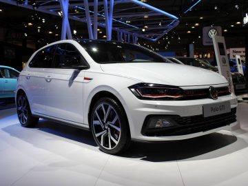 Een witte Volkswagen Polo is te zien op het Brussels Autosalon 2018.