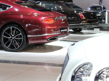 Een Bentley Continental geparkeerd in de showroom van Brussel Autosalon 2018.