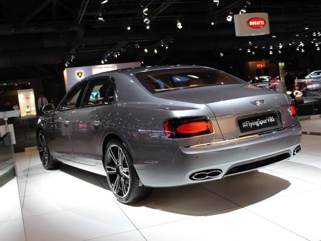 Op de Autosalon 2018 in Brussel is een zilveren Bentley te zien.