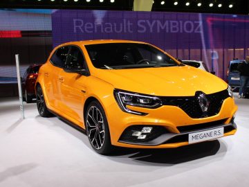 De oranje Renault Symbio is te zien op de Autosalon van Brussel.