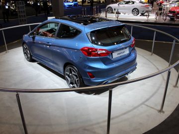 Op de Autosalon 2018 in Brussel is een blauwe Ford Fiesta te zien.