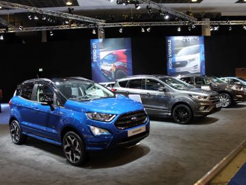 Op de Autosalon 2018 in Brussel is een blauwe Ford ecosport te zien.