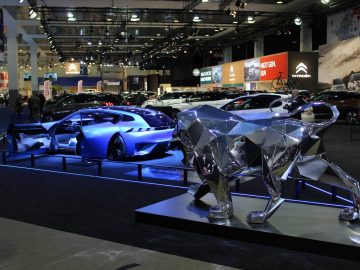 Een zilveren auto is te zien op de Autosalon 2018 in Brussel.