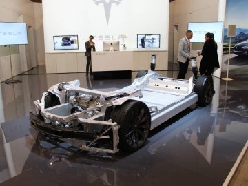 De Tesla Model S is te zien op de Autosalon 2018 in Brussel.
