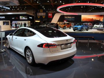 Een witte Tesla Model S is te zien op de autosalon Autosalon 2018 in Brussel.