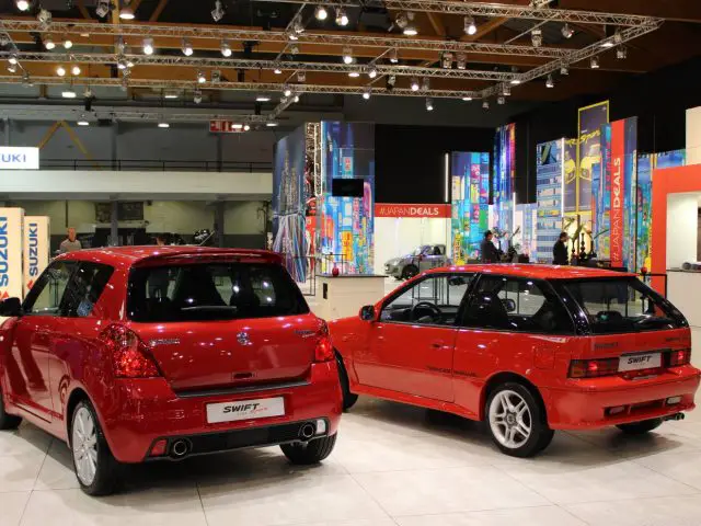 Een rode auto geparkeerd in de Autosalon 2018-showroom.