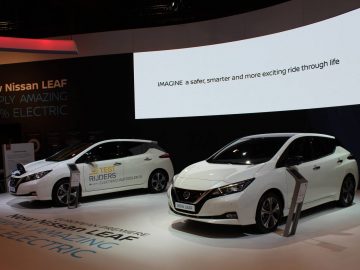 Fotoverslag: Twee elektrische auto's van Nissan Leaf te zien op de Autosalon 2018 in Brussel.