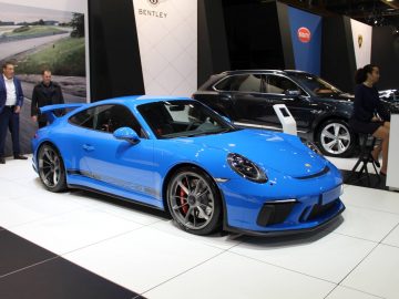 Een blauwe Porsche 911 GTS is te zien op de Autosalon 2018 in Brussel.