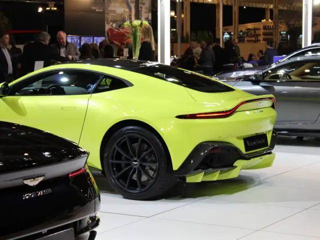 Een groene Aston Martin-sportwagen te zien op de Brussels Auto Show 2018.