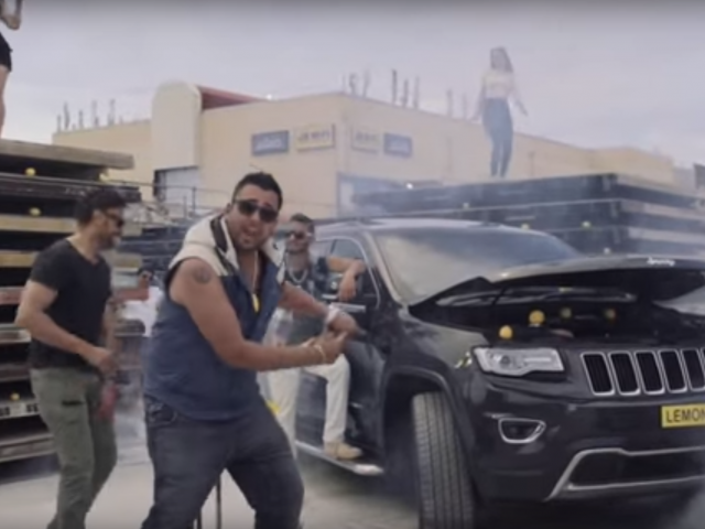 Een groep mensen staat naast een Grand Cherokee.