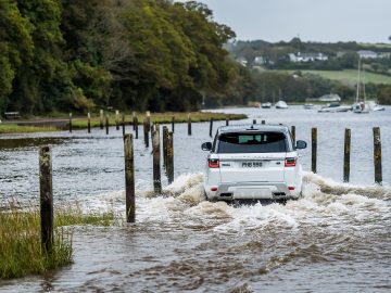 Een Range Rover Sport P400e gaat goed door een overstroomd gebied.