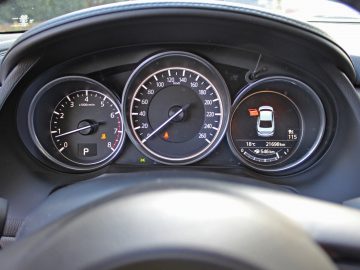 Het dashboard van een Mazda 6 met diverse meters en instrumenten.
